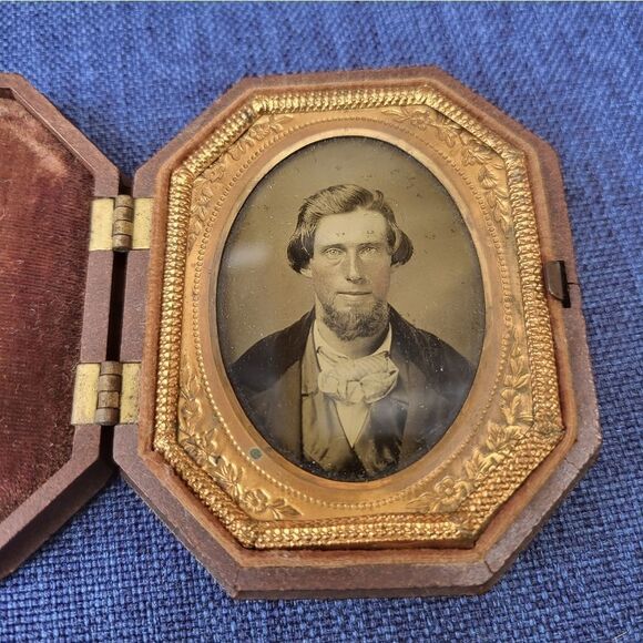 Very old union photo case with ruby ambrotype photograph & 1854 patent - Picture 5 of 16